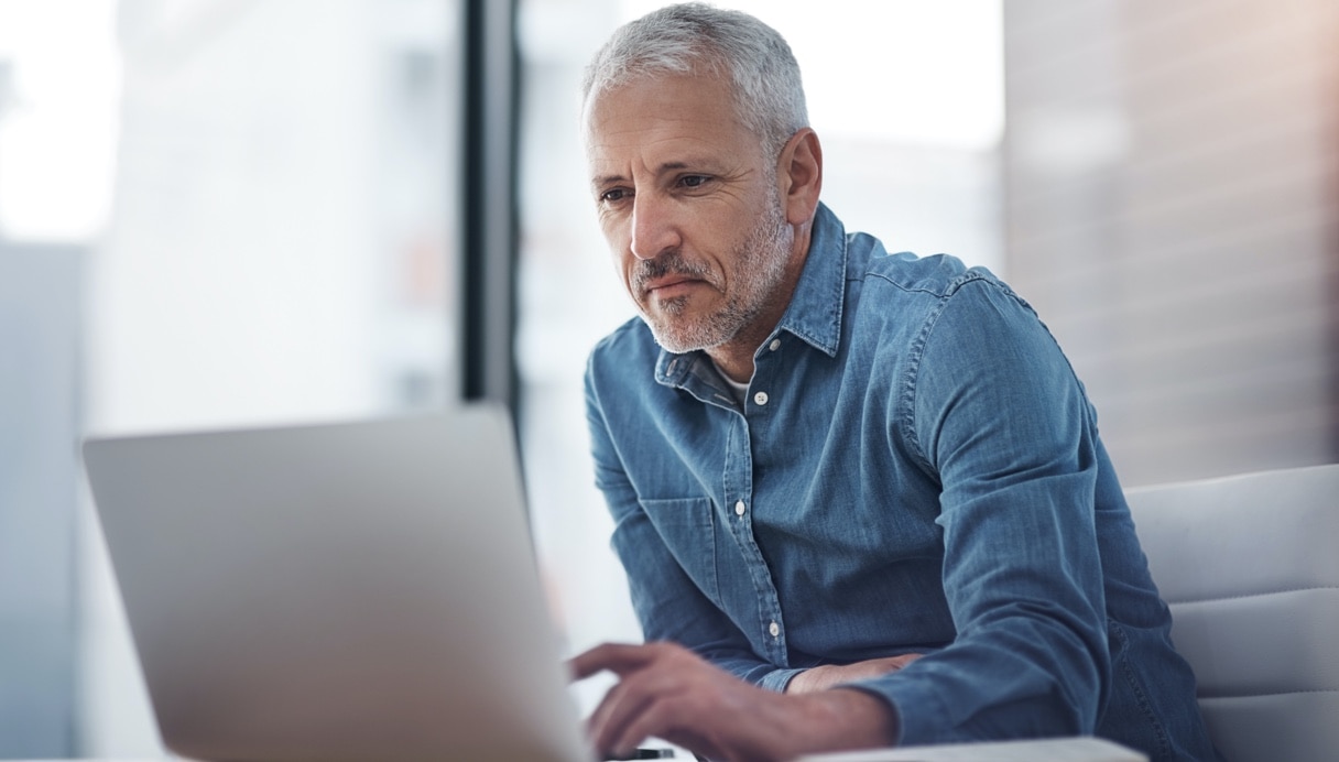 Inversionista mirando su computadora portátil
