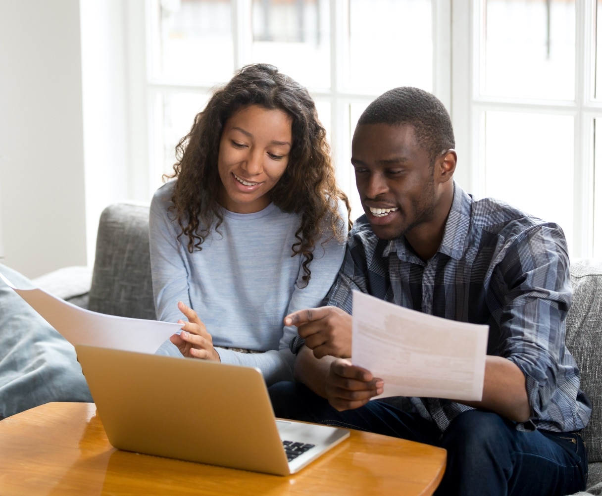 Una pareja revisando documentos